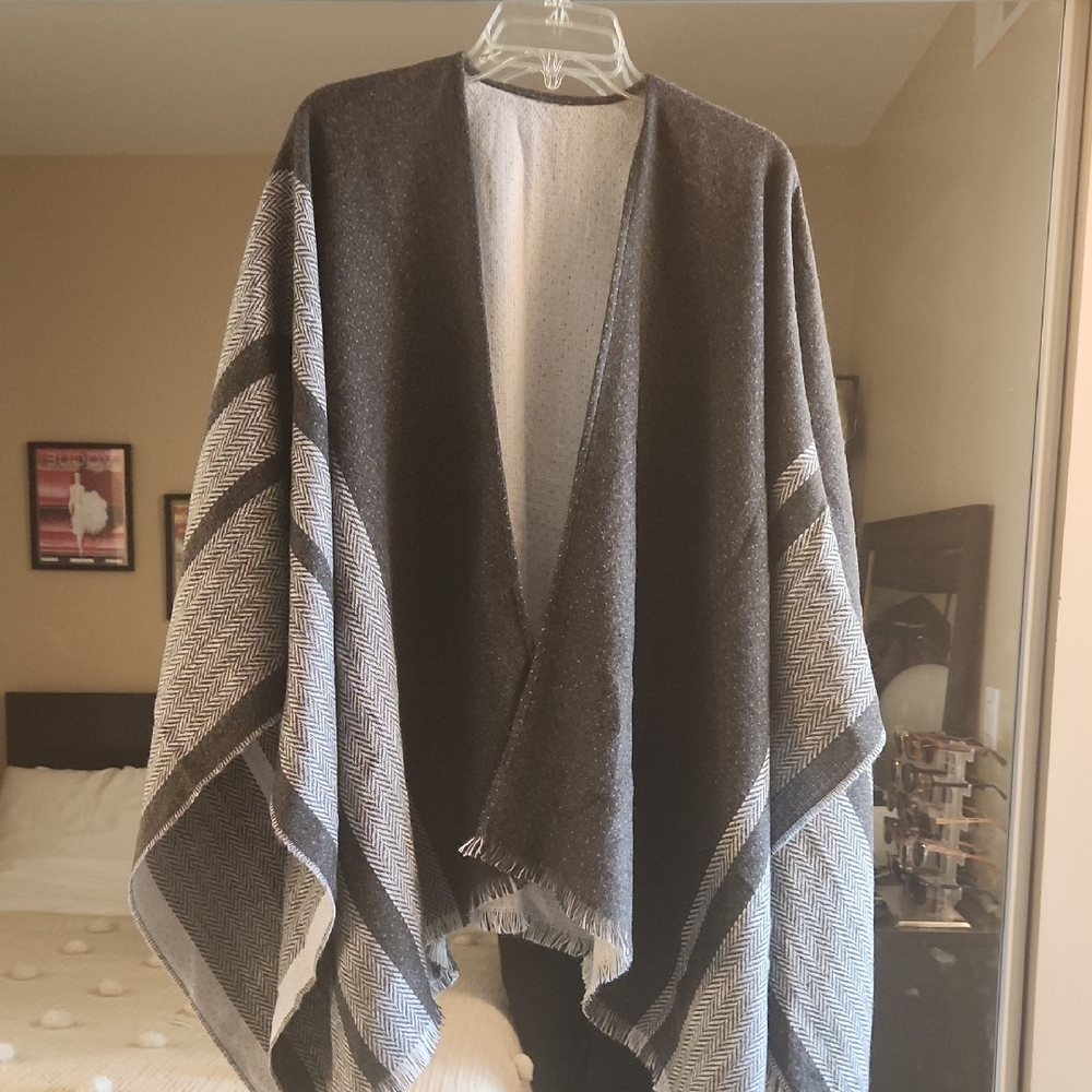 Elegant Black and Gray Women's Wrap